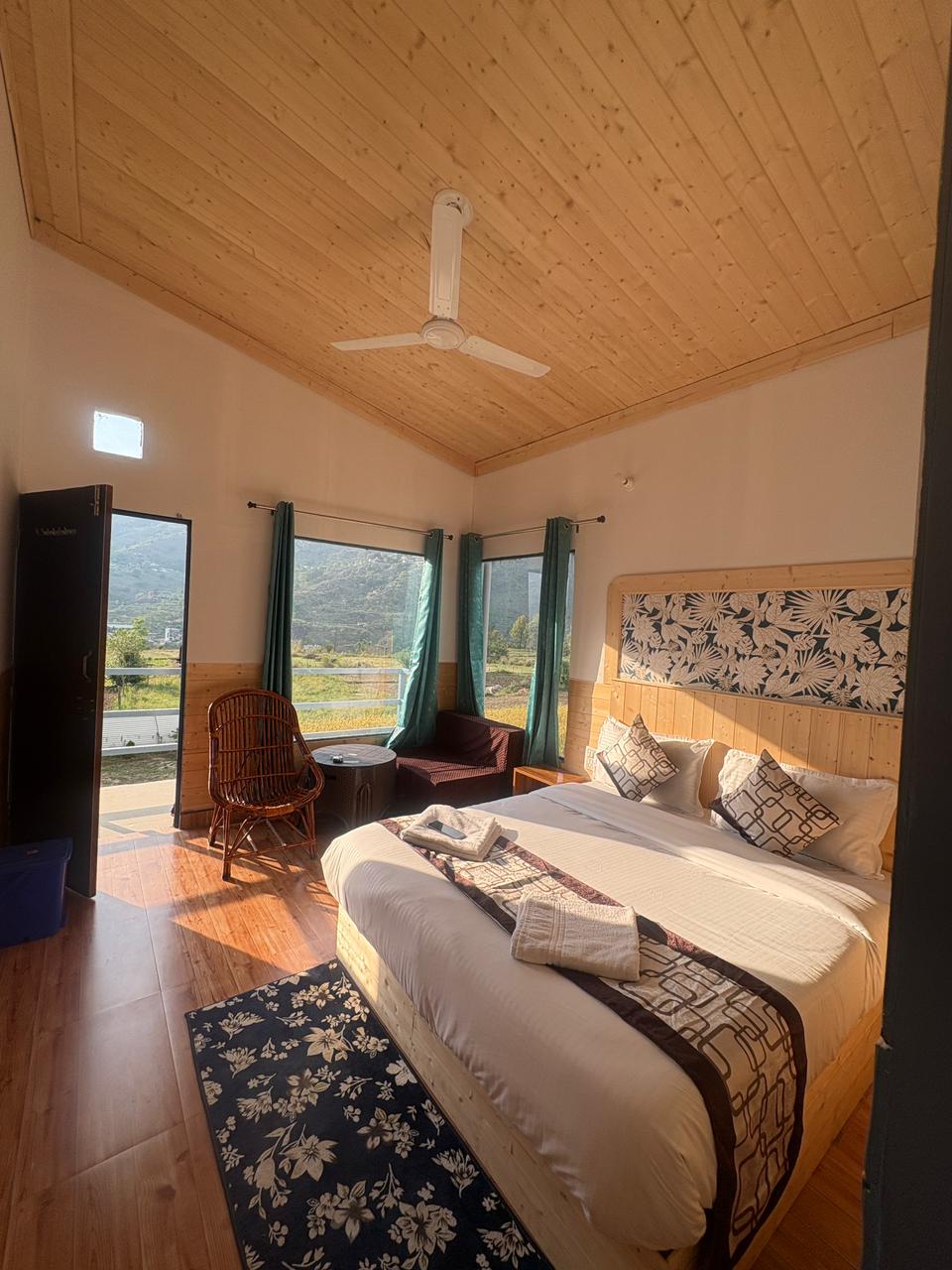 Deluxe Valley View Room